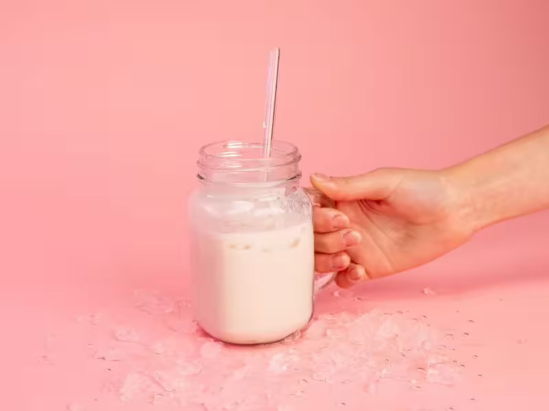 Proteinski shake od jagode i banane s domaćim proteinom u prahu