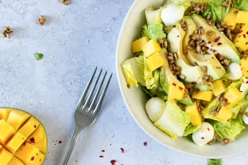 Salata od manga i mozzarelle s karameliziranim sjemenkama suncokreta
