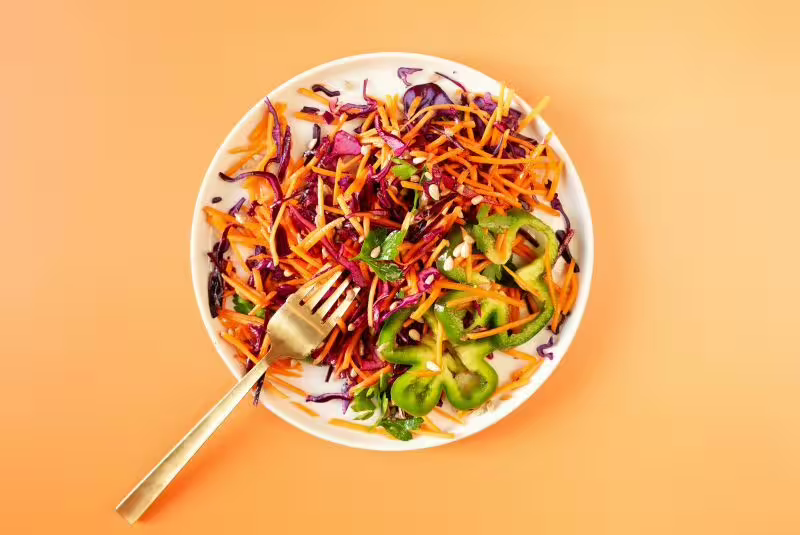 Hrskava salata od mrkve i crvenog kupusa
