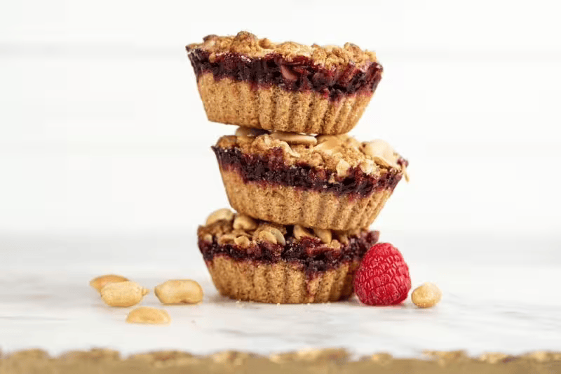 Muffini s maslacem od kikirikija i džemom