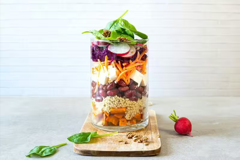 Salata od kvinoje u staklenci – s vinaigrettom od maline i senfa