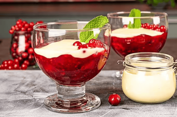 Kompot od crvenog voća s umakom od vanilije