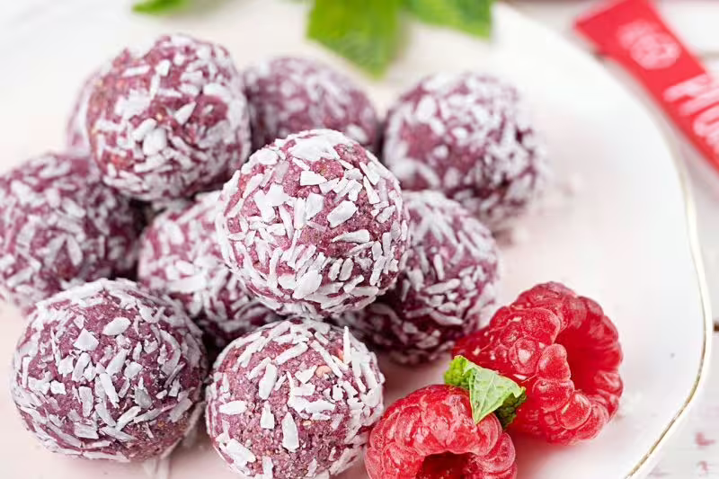 Veganske energetske kuglice s malinama i kokosom